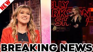 Kelly Clarkson's Show-Stopping 50lb Weight Loss Leaves Fans in Awe? See Her Stunning Velvet Look!